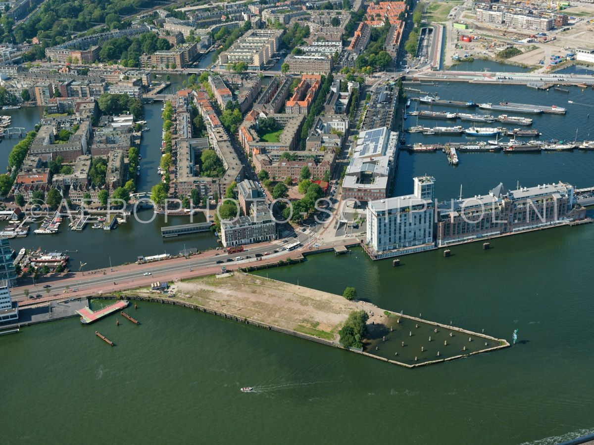 luchtfoto |  Amsterdam, het Stenen Hoofd met de Silodam, Zeeheldenbuurt en het Realeneiland. opn. 02/09/2018