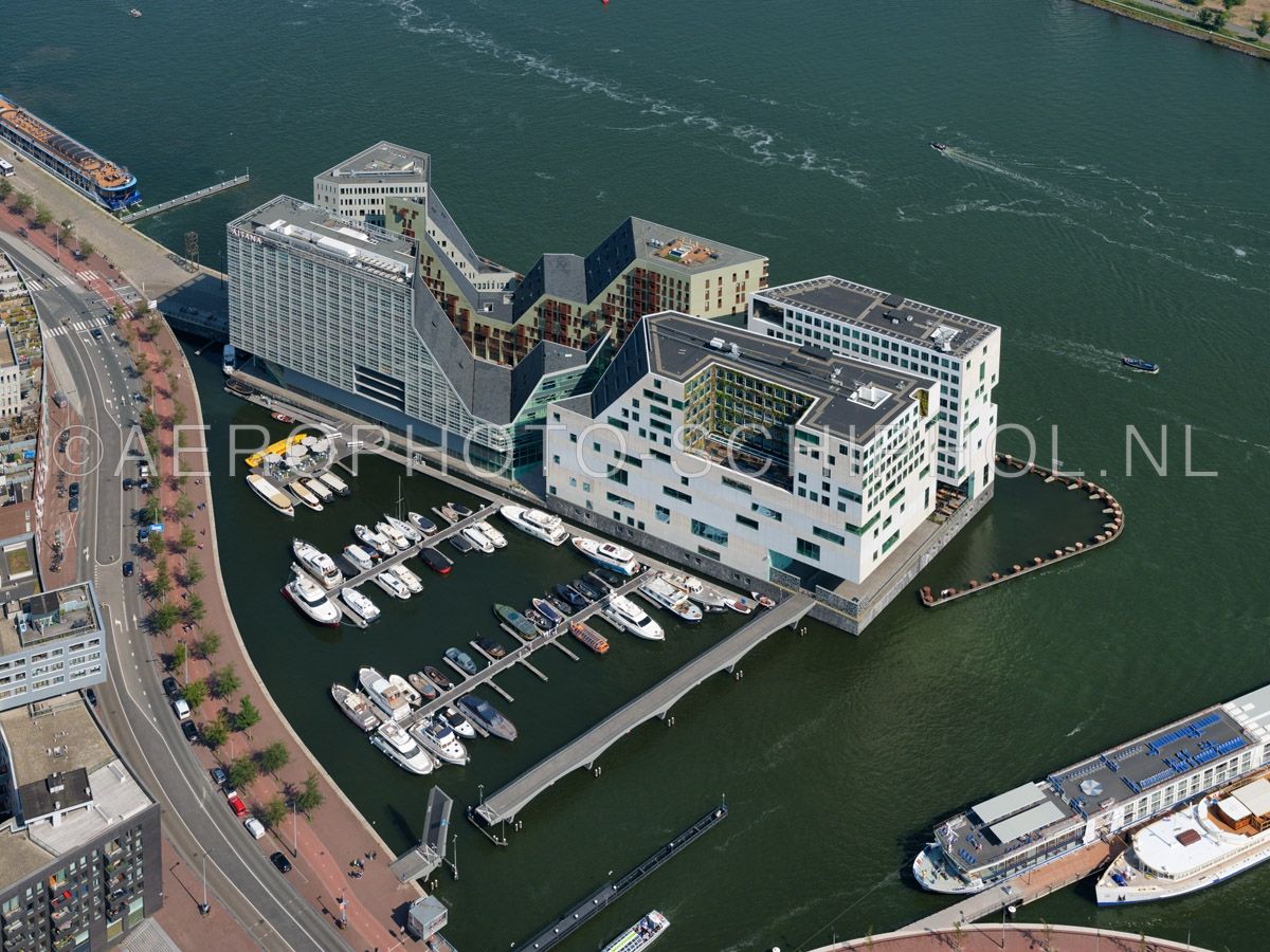 luchtfoto |  Amsterdam, IJdock is een schiereiland aan de Westerdoksdijk op het eiland zijn o.a. het gerechtshof (Paleis van Justitie), de KLPD en een hotel gevestigd. opn. 02/09/2018