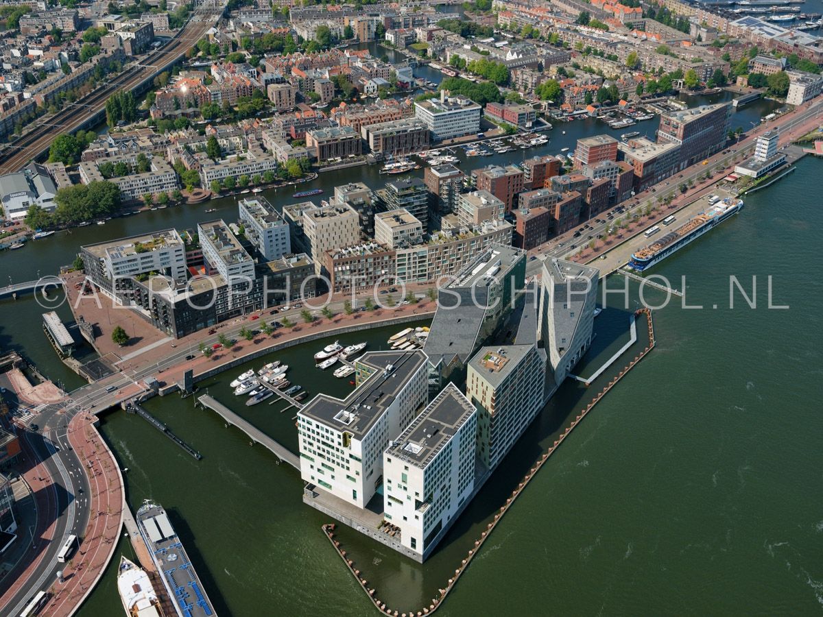 luchtfoto |  Amsterdam, IJdock en Westerdokseiland. IJdock is een Schiereiland aan de Westerdoksdijk,  op het eiland zijn o.a. het gerechtshof (Paleis van Justitie), de KLPD en een hotel gevestigd. opn. 02/09/2018