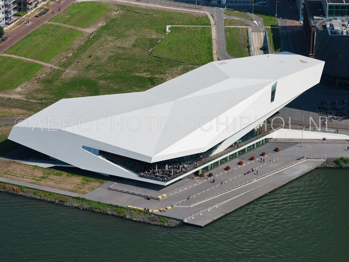 luchtfoto |  Amsterdam, Eye Filmmuseum. Het door Roman Delugan en Elke Delugan-Meissl ontworpen gebouw telt 4 filmzalen en een expositieruimte en werd in 2012 in gebruik genomen. opn. 02/09/2018