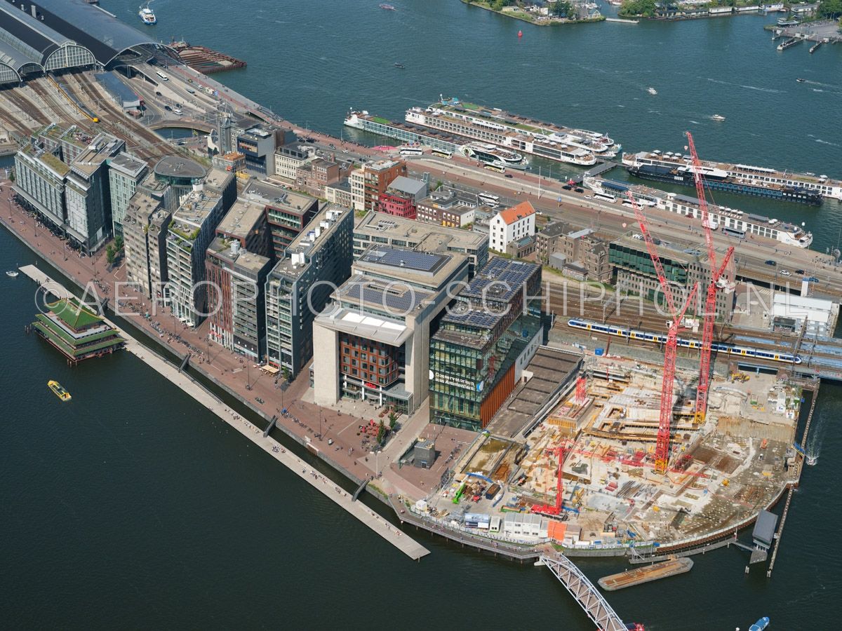 luchtfoto |  Amsterdam, Oosterdokseiland (ODE) met rechts de bouw van het hoofdkantoor van Booking.com daarnaast het conservatorium en de OBA (Openbare Bibliotheek) opn. 02/09/2018