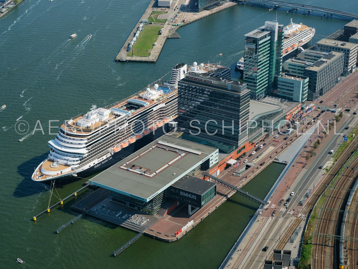 luchtfoto |  Amsterdam, Het Muziekgebouw, Bimhuis, de Passagiersterminal, Movenpick hotel en het UP officebuilbing gebouw aan de Veemkade liggen twee cruiseschepen opn. 02/09/2018