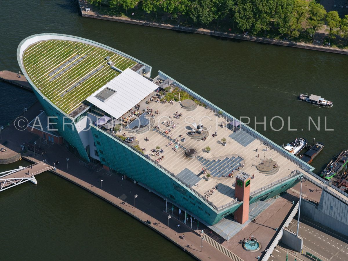 luchtfoto |  Amsterdam, NEMO Science Museum is ontworpen door Renzo Piano en staat op de fundamenten van de IJtunnel, het wetenschap en technologiemuseum trekt jaarlijks zo'n 600.000 bezoekers opn. 02/09/2018