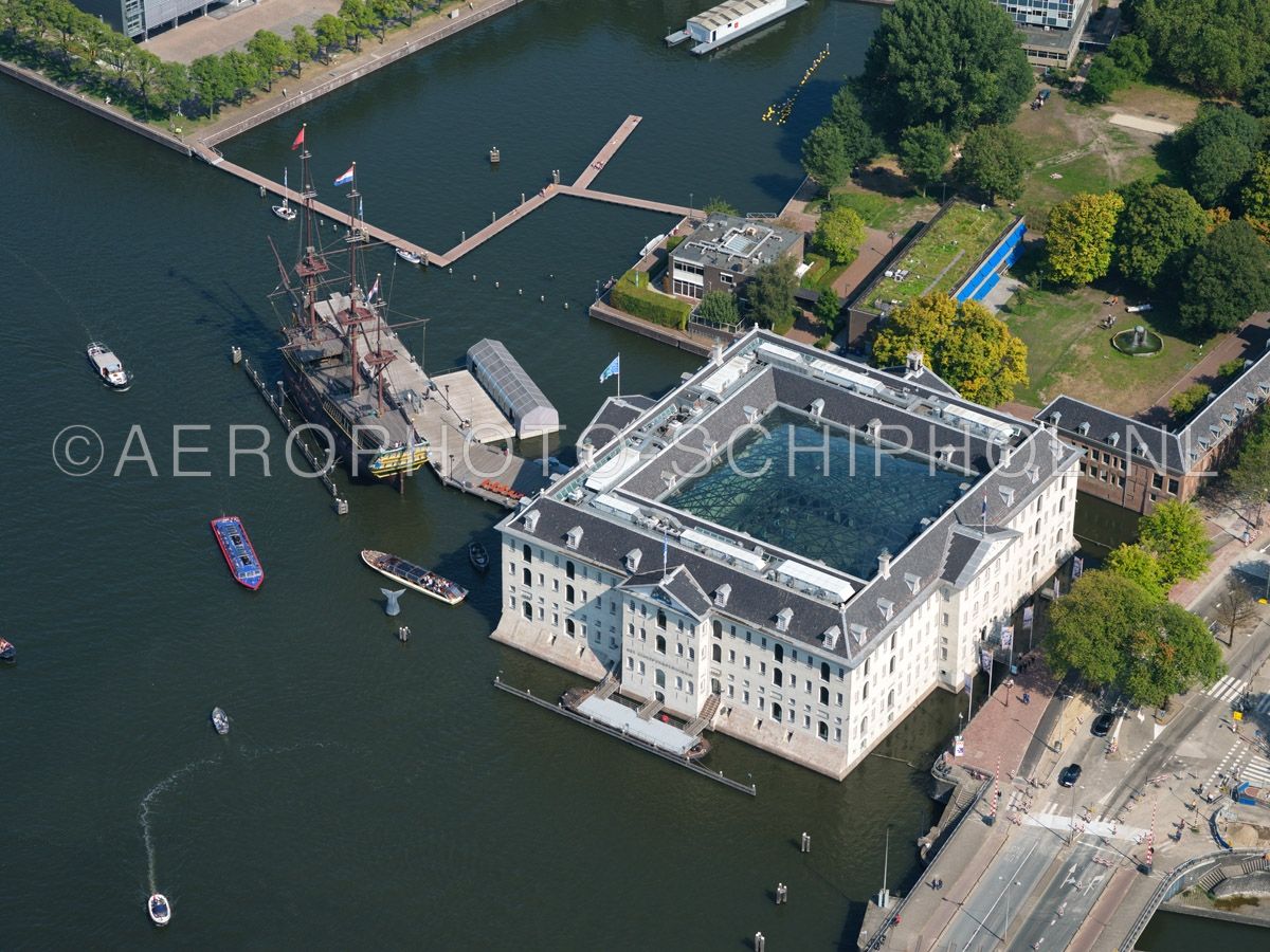 luchtfoto |  Amsterdam, het Scheepvaartmuseum is gespecialiseerd in de Nederlandse maritime geschiedenis en heeft de een van de grootste maritieme collecties ter wereld. Het gebouw van het voormalige 's Lands Zeemagazijn werd tussen 2007 en 2011 gerenoveerd naar een renovatieplan van de architect Liesbeth van der Pol. opn. 02/09/2018