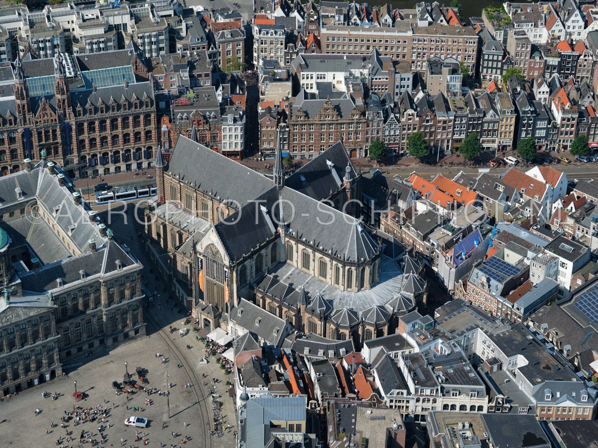 luchtfoto |  Amsterdam, De Nieuwe Kerk werd vanaf 1380 gebouwd, in 1565 en 1647 is men twee keer begonnen met de bouw van de kerktoren, veranderend  religieus klimaat (1556) en geld tekort (1647) zorgden ervoor dat de toren nooit gebouwd werd. opn. 02/09/2018