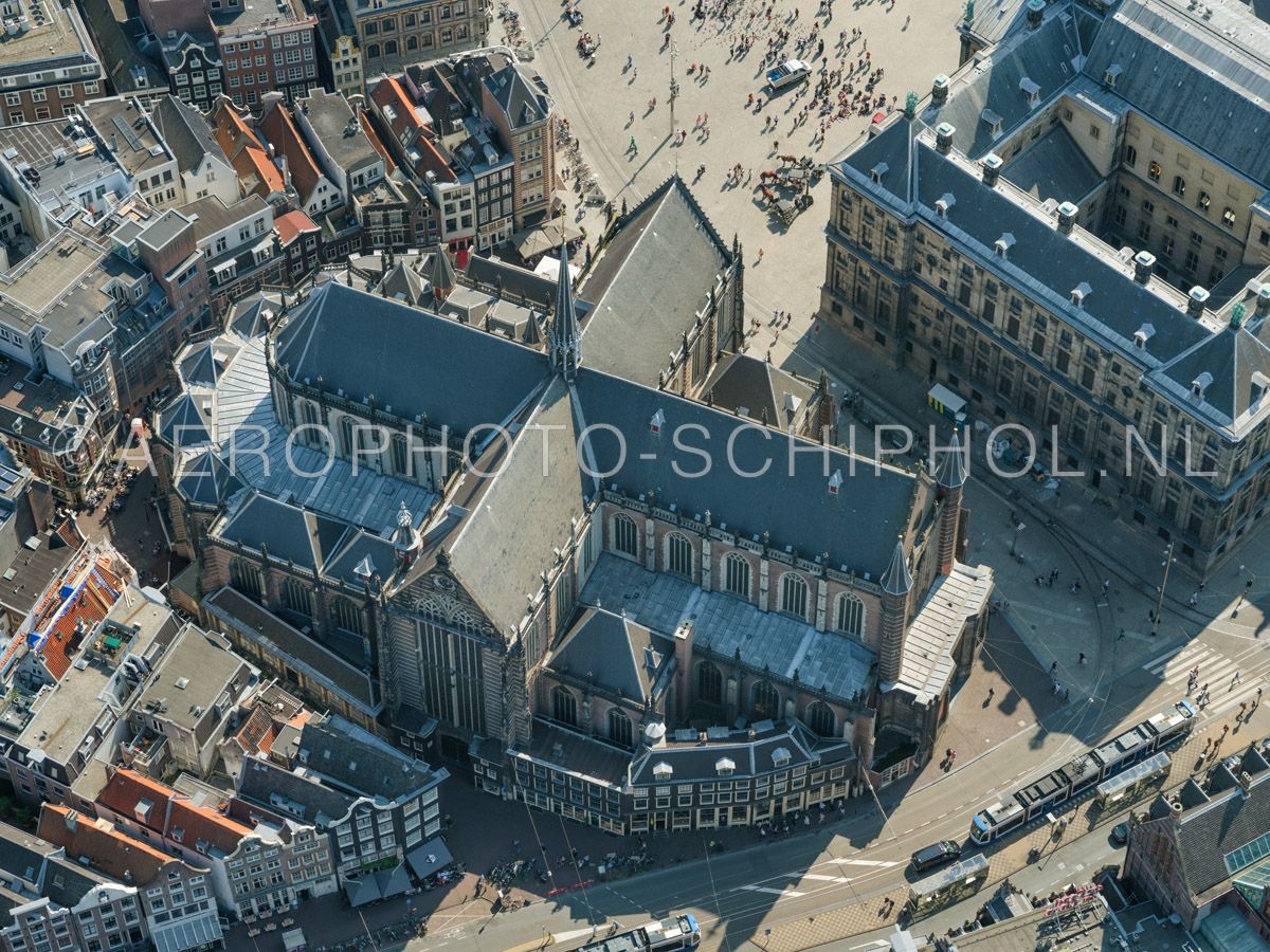 luchtfoto |  Amsterdam, De Nieuwe Kerk werd vanaf 1380 gebouwd, in 1565 en 1647 is men twee keer begonnen met de bouw van de kerktoren, veranderend  religieus klimaat (1556) en geld tekort (1647) zorgden ervoor dat de toren nooit gebouwd werd. opn. 02/09/2018