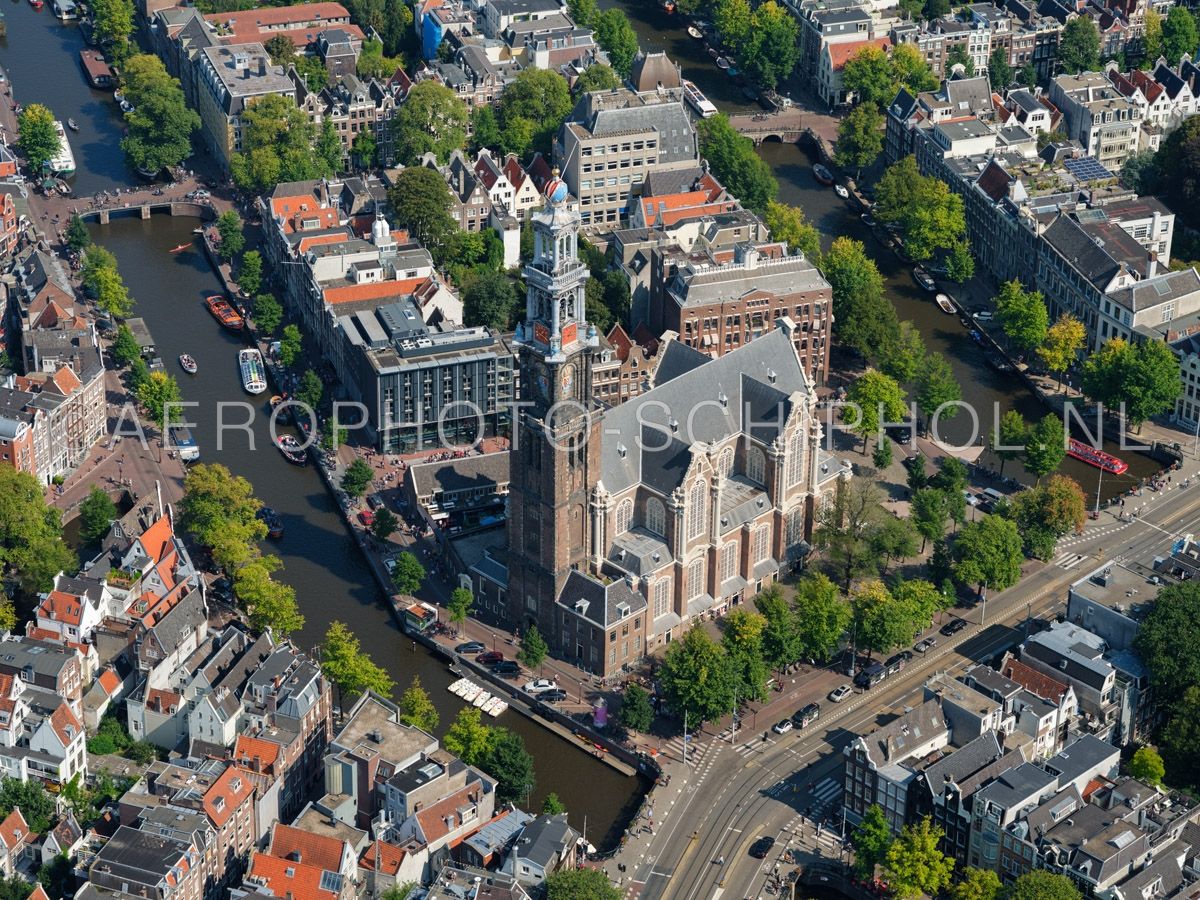 luchtfoto |  Amsterdam, de Westerkerk met de Prinsengracht en de Keizersgracht. De in 1631 voltooide kerk in renaissancestijl werd ontworpen door bouwmeester Hendrick de Keyser. opn. 02/09/2018