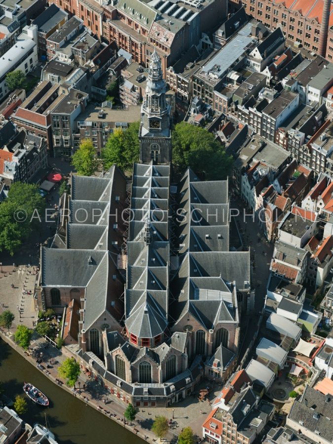 luchtfoto |  Amsterdam, de Oude Kerk aan het Oudekerksplein. De kerk vindt zijn oorsprong rond 1350 toen een houten kapel werd vervangen door een stenen zaalkerk. De oude kerk is het oudste gebouw van Amsterdam. opn. 02/09/2018