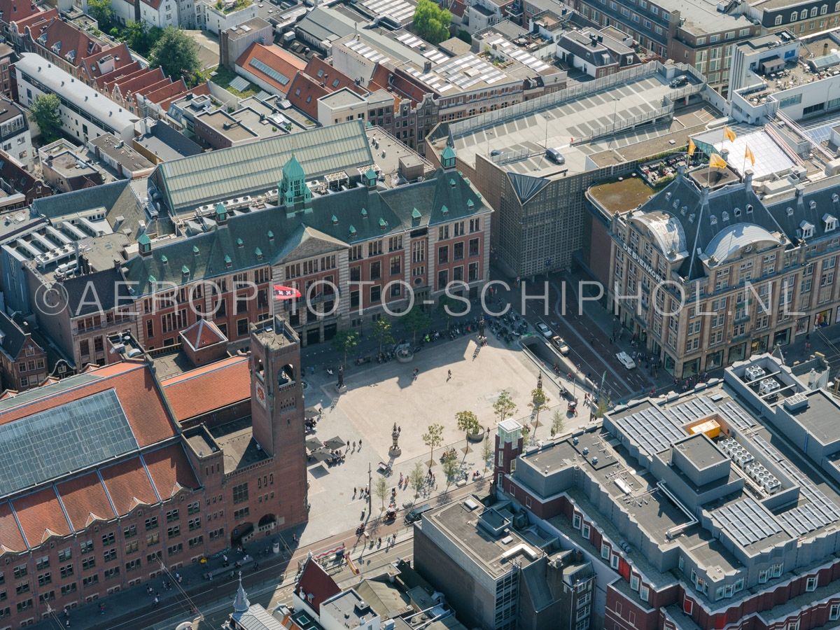 luchtfoto |  Amsterdam, de Oude Kerk aan het Oudekerksplein. De kerk vindt zijn oorsprong rond 1350 toen een houten kapel werd vervangen door een stenen zaalkerk. De oude kerk is het oudste gebouw van Amsterdam. opn. 02/09/2018