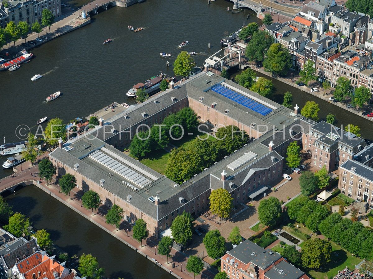 luchtfoto |  Amsterdam, Hermitage Amsterdam, in gebouw de Amstelhof is een dependance van de Hermitage in Sint-Petersburg gevestigd.  opn. 02/09/2018