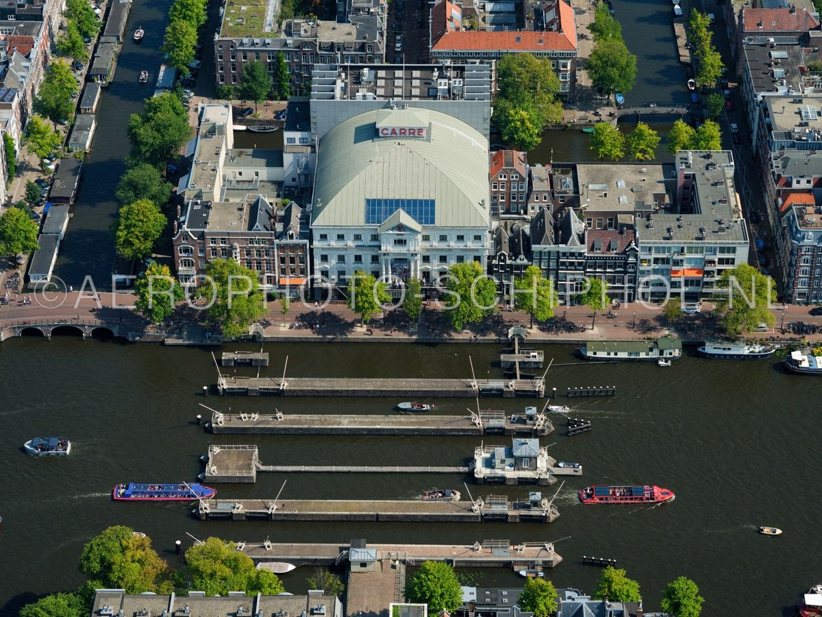 luchtfoto |  Amsterdam, Koninklijk Theater Carre met in de voorgrond de Amstelsluizen. Het in classicistische stijl gebouwde theater Steenen Circus van Carré was eerst alleen in gebruik voor circusvoorstellingen in de wintermaanden.  opn. 02/09/2018