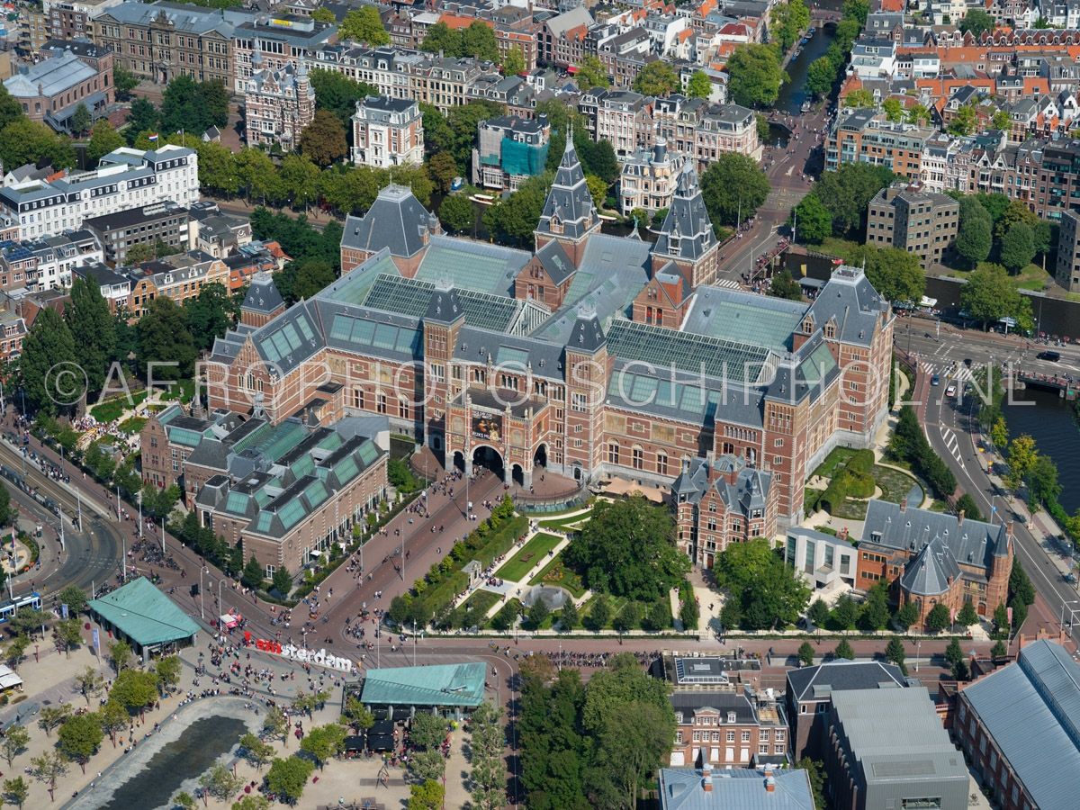 luchtfoto |  Amsterdam,  het Rijksmuseum, het museum dat is ontworpen door  P.J.H. Cuypers biedt sinds 1885 een collectie van Nederlandse kunst en geschiedenis met o.a. werken van  Rembrandt, Vermeer en Hals. opn. 02/09/2018