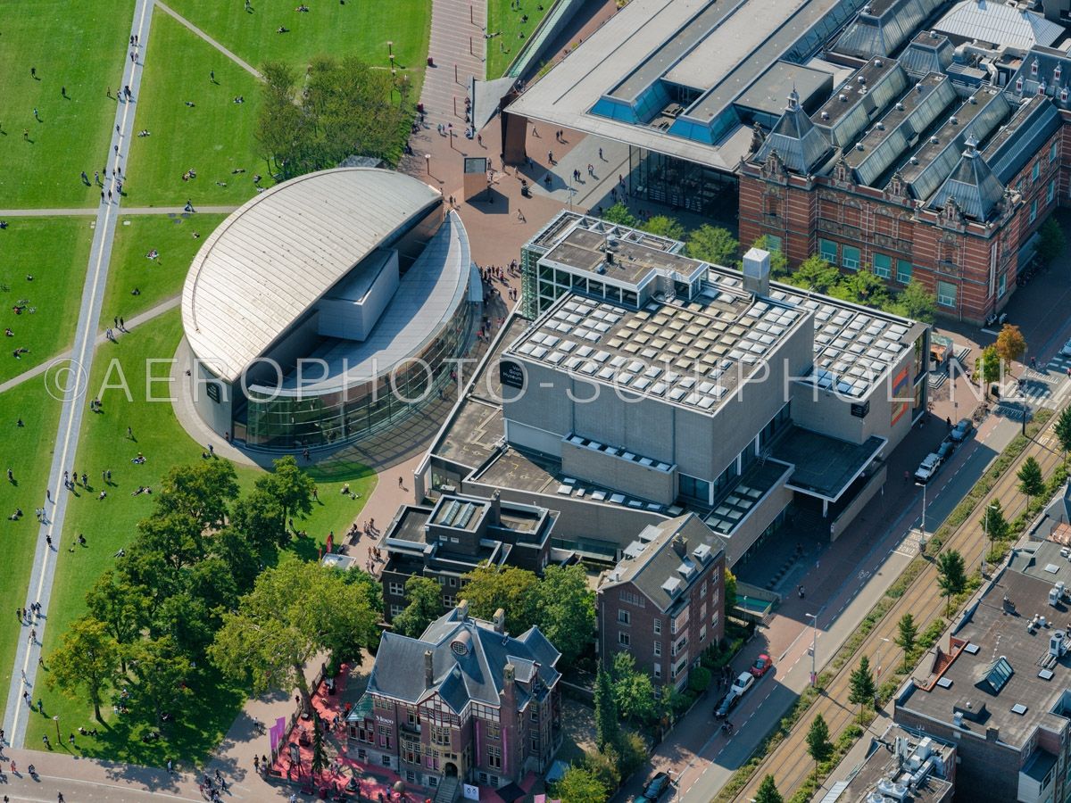 luchtfoto |  Amsterdam,  Van Gogh Museum met de nieuwe door Kisho Kurokawa ontworpen vleugel, het hoofdgebouw (links) werd ontworpen door Gerrit Rietveld. opn. 02/09/2018
