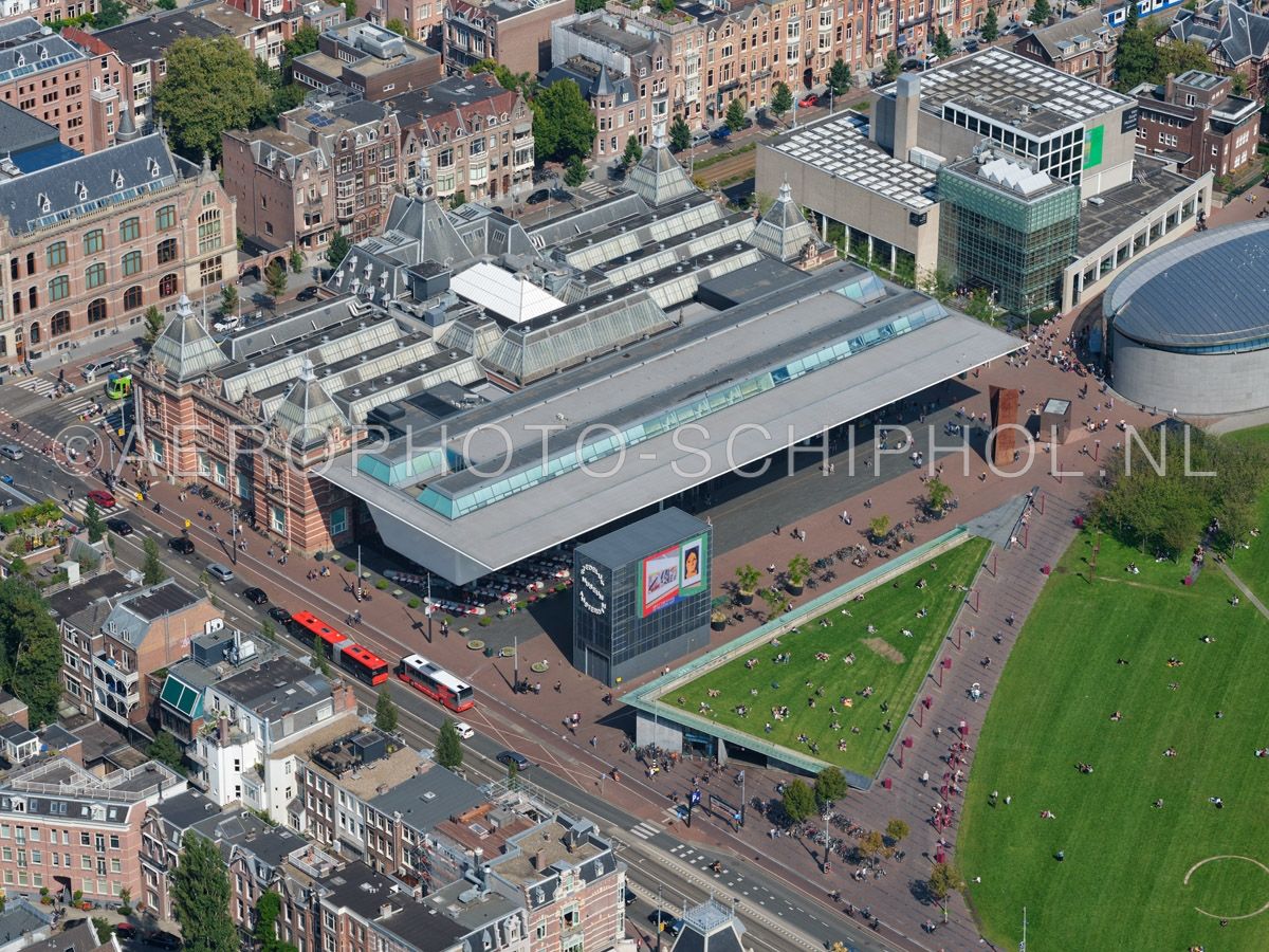 luchtfoto |  Amsterdam,  Stedelijk Museum, na de renovatie en de bouw van de nieuwe vleugel (de Badkuip) ontworpen door  Benthem Crouwel Architekten bedraagt het expositieoppervlak zo'n 8000 m2. Het Stedelijk Museum werd in 2012 heropend na een renovatie van ruim 8 ja opn. 02/09/2018