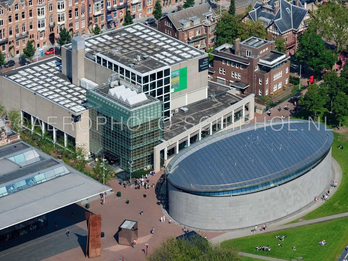 luchtfoto |  Amsterdam,  Van Gogh Museum gezien vanaf de nieuwe, door Kisho Kurokawa ontworpen, vleugel, het hoofdgebouw (boven) werd ontworpen door Gerrit Rietveld. opn. 02/09/2018