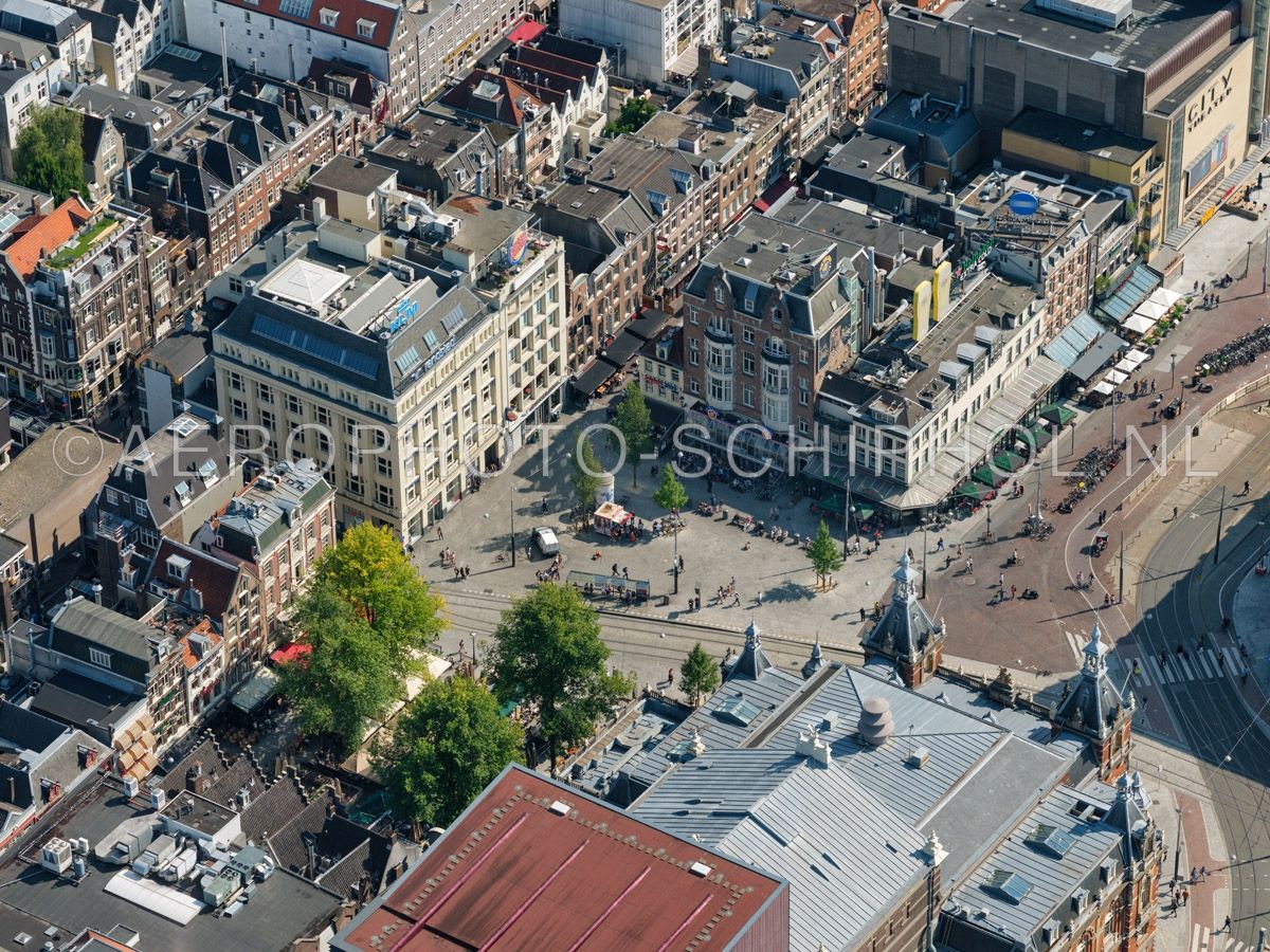 luchtfoto |  Amsterdam, het Leidseplein is een uitgaansgebied maar werd rond 1660 aangelegd  als wagenplein aan het begin van de weg naar Leiden, bezoekers aan de stad konden hier hun karren parkeren. opn. 02/09/2018