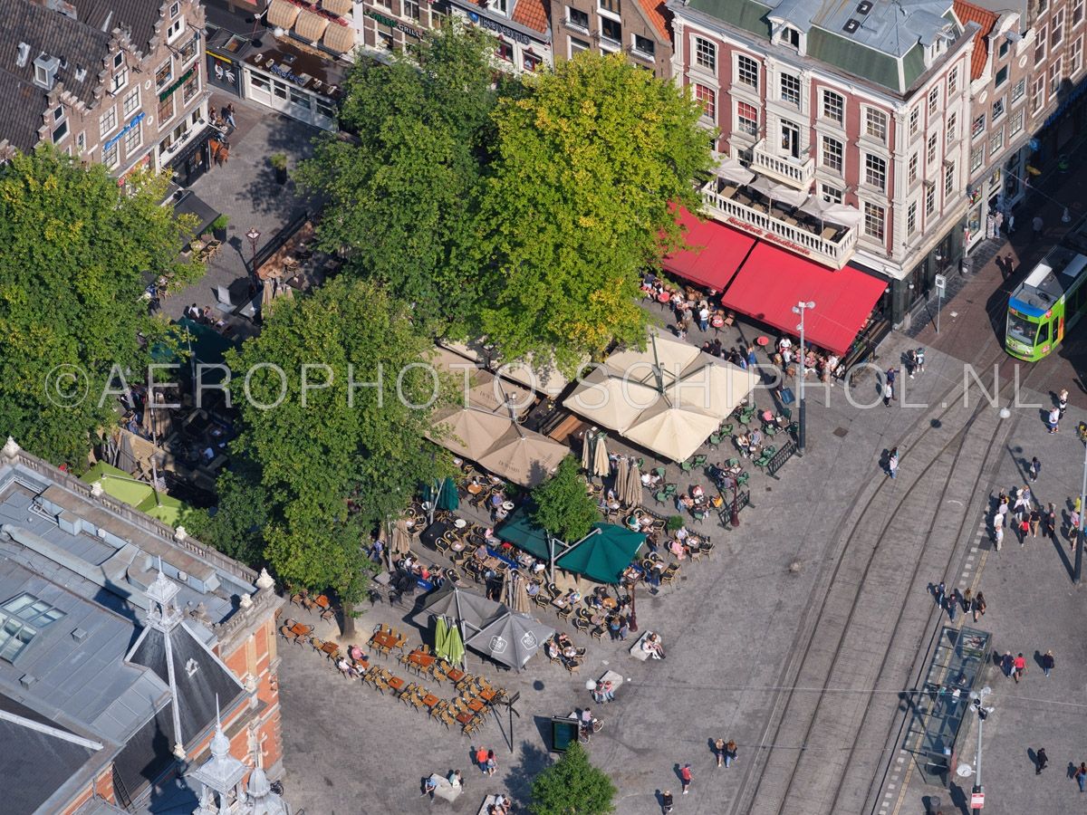 luchtfoto |  Amsterdam, het Leidseplein is een uitgaansgebied maar werd rond 1660 aangelegd  als wagenplein aan het begin van de weg naar Leiden, bezoekers aan de stad konden hier hun karren parkeren. opn. 02/09/2018