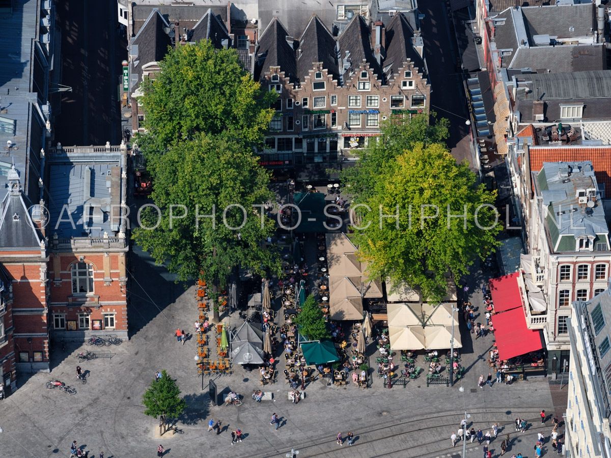 Luchtfoto |  Amsterdam, het Leidseplein is een uitgaansgebied maar werd rond 1660 aangelegd  als wagenplein aan het begin van de weg naar Leiden, bezoekers aan de stad konden hier hun karren parkeren. opn. 02/09/2018