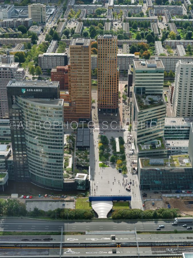 luchtfoto |  Amsterdam,  Gustav Mahlerplein gezien vanaf Station Amsterdam Zuid met boven de gebouwen Symphony 1 en 2  links ABN Amro, rechts de Ito Toren.  opn. 25/09/2018
