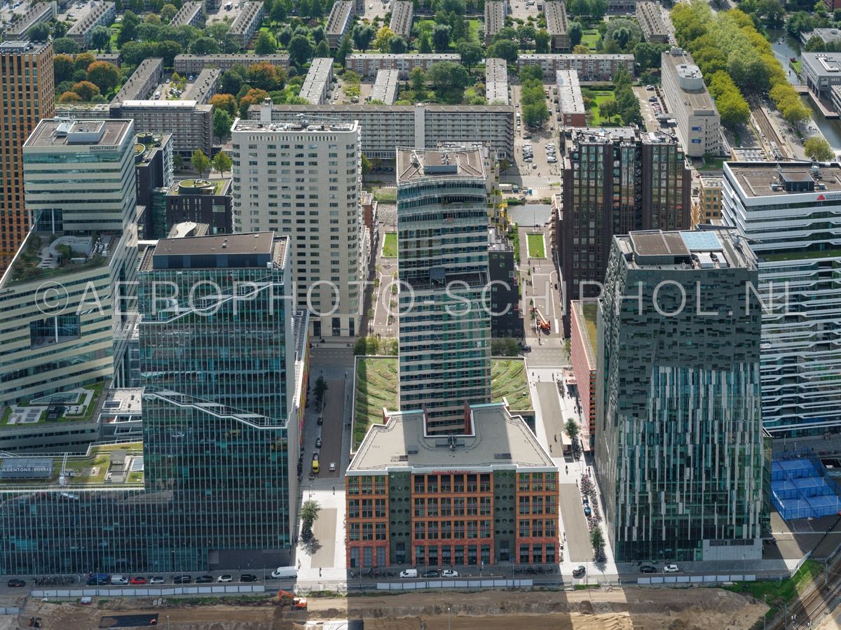 luchtfoto |  Amsterdam, Baker McKenzie House aan de Zuidas, omringd door de gebouwen, the Rock,UN studio, 900 Mahler, New Amsterdam, Intermezzo, Ito Toren en Viñoly. opn. 25/09/2018