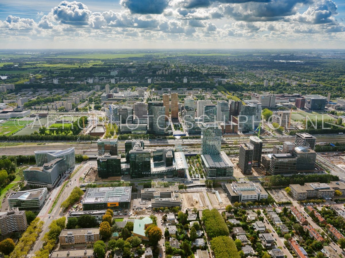 luchtfoto |  Amsterdam,  Zuidas gezien vanaf de Strawinskylaan en de  Prinses Irenestraat met links onder het gebouw van de Goeden Doelen Loterijen (GDL). opn. 25/09/2018