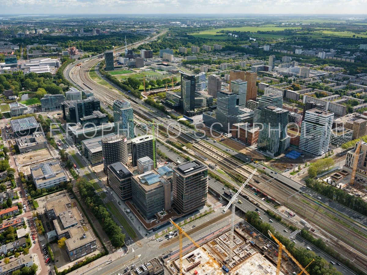 luchtfoto |  Amsterdam,  Zuidas gezien vanaf de Parnassusweg, links de Strawinskylaan, diagonaal de A10 (ring Zuid) en linksboven in beeld  station Amsterdam Rai met OA de bouw van EMA en het Nhow Hotel. opn. 25/09/2018