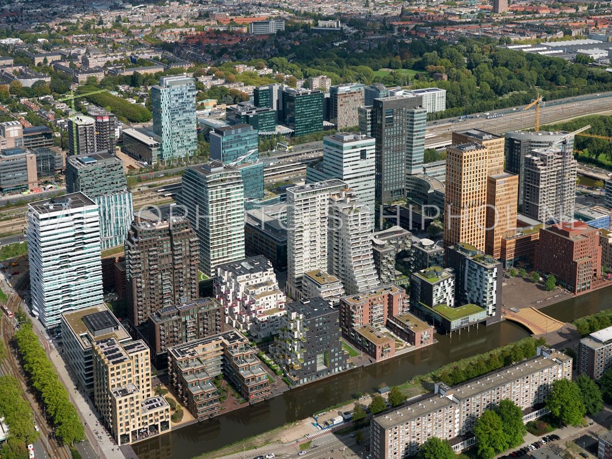 luchtfoto |  Zuidzijde van de Zuidas, Amsterdam,  gezien vanaf de Buitenveldertse Laan en De Boelelaan opn. 25/09/2018