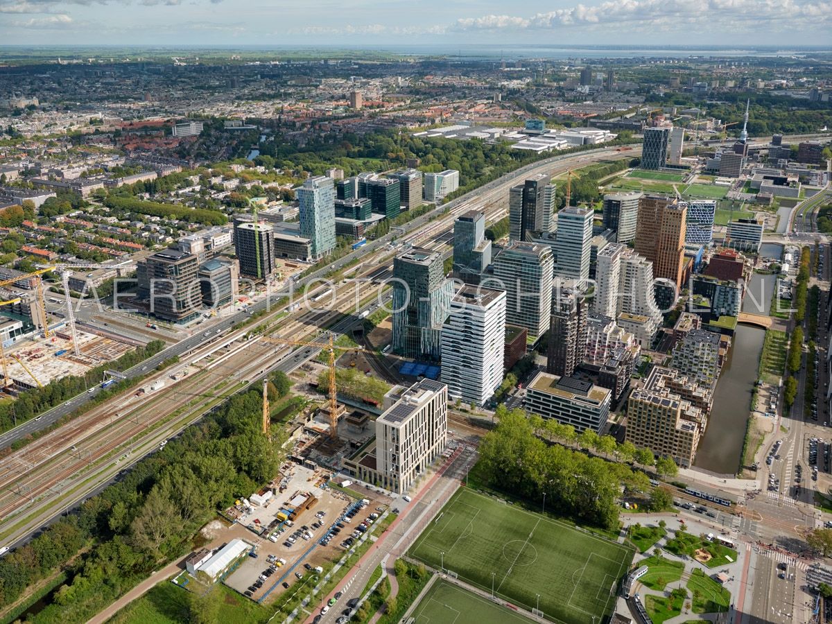 luchtfoto |  Amsterdam,  Zuidas gezien vanaf het Kenniskwartier en de Parnassusweg . opn. 25/09/2018