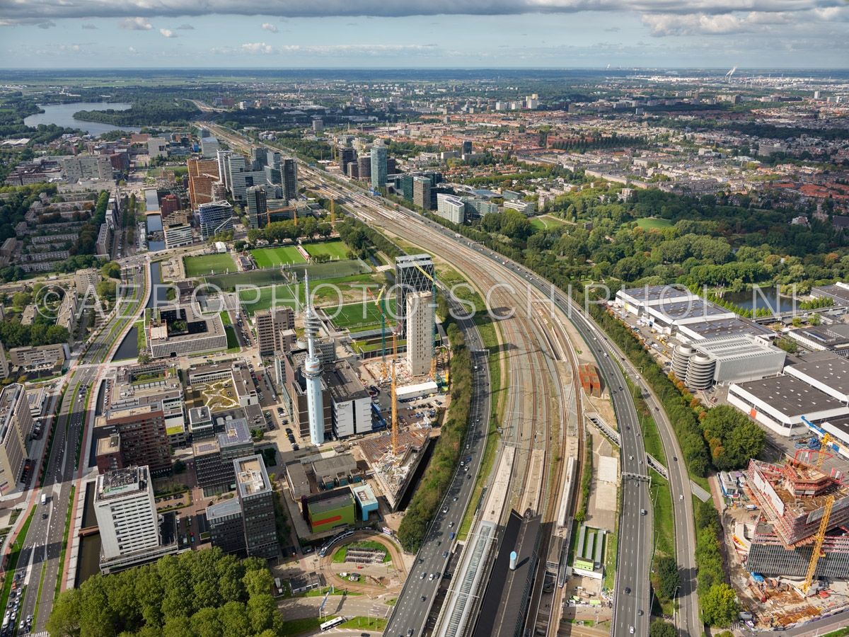 luchtfoto |  Amsterdam,  Vivaldi, Zuidas, met de bouw van het EMA, van der Valk en het Nhow hotel. opn. 25/09/2018
