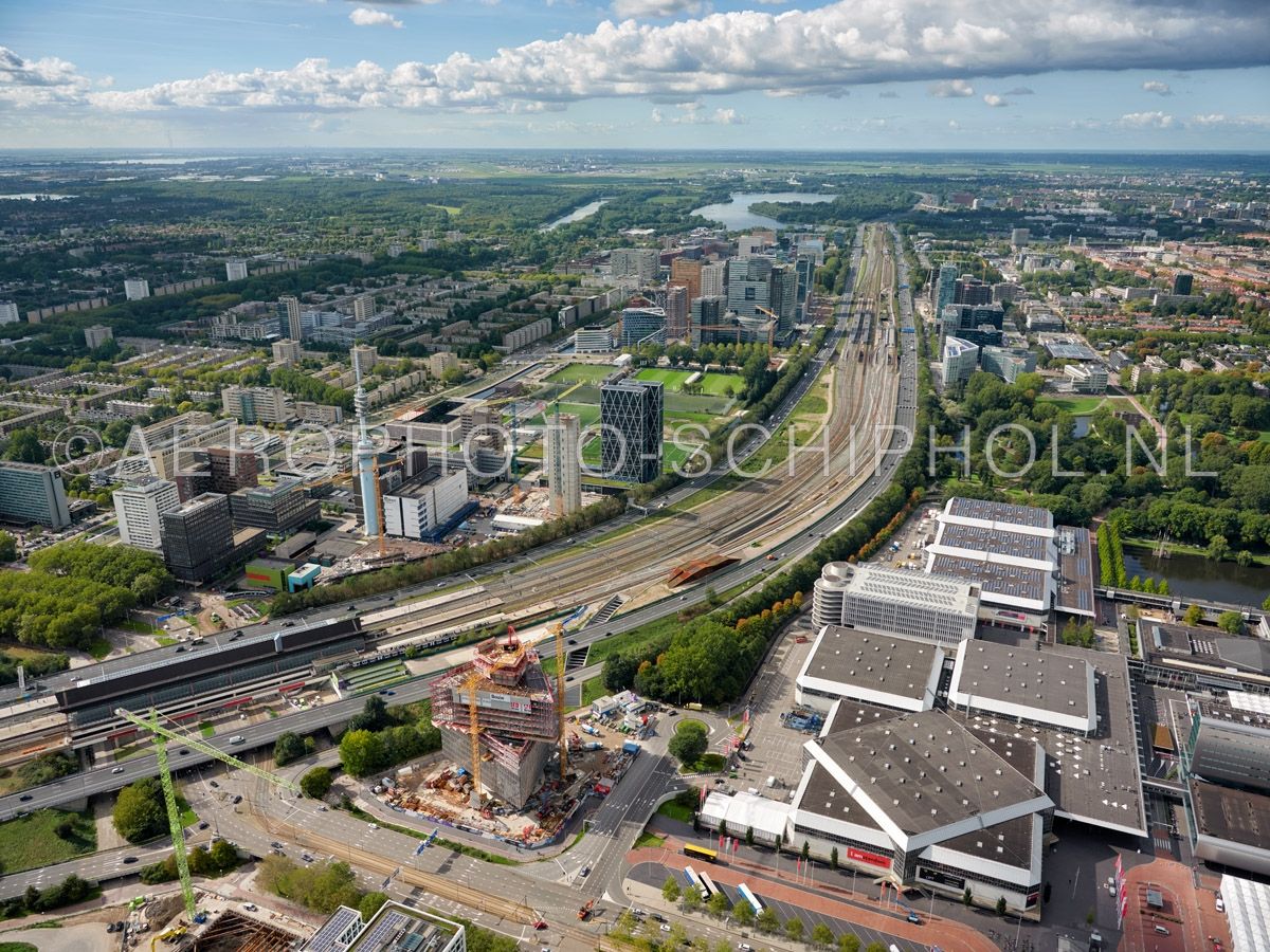 luchtfoto |  Amsterdam,  Rai en Vivaldi, Zuidas, met de bouw van het EMA, van der Valk en het Nhow hotel. opn. 25/09/2018