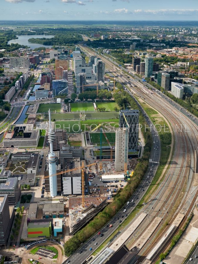 luchtfoto |  Amsterdam,  Vivaldi, Zuidas, met de bouw van het EMA en van der Valk. opn. 25/09/2018