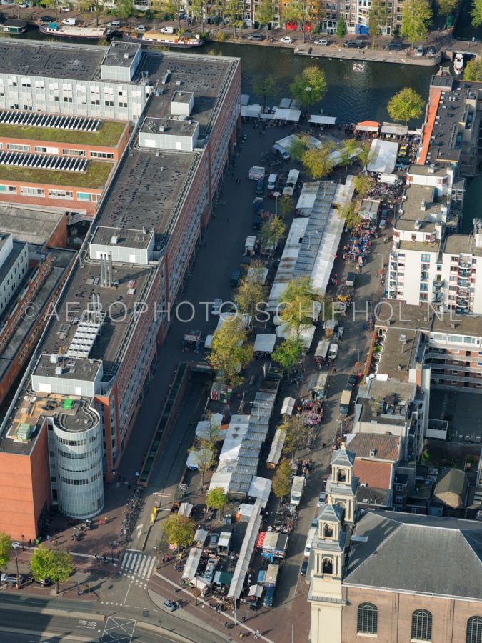 luchtfoto |  Amsterdam, het Waterlooplein met de bekende Vlooienmarkt ligt op het Eiland Vlooienburg. opn. 19/10/2018