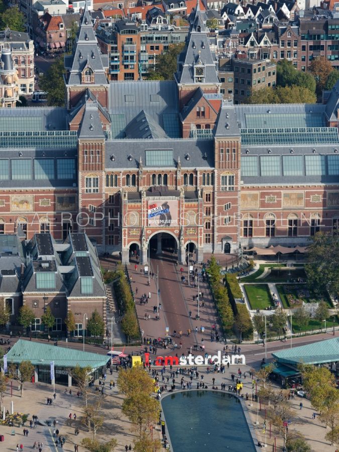 luchtfoto |  Amsterdam, de letters I Amsterdam voor het Rijksmuseum op het Museumplein. opn. 19/10/2018