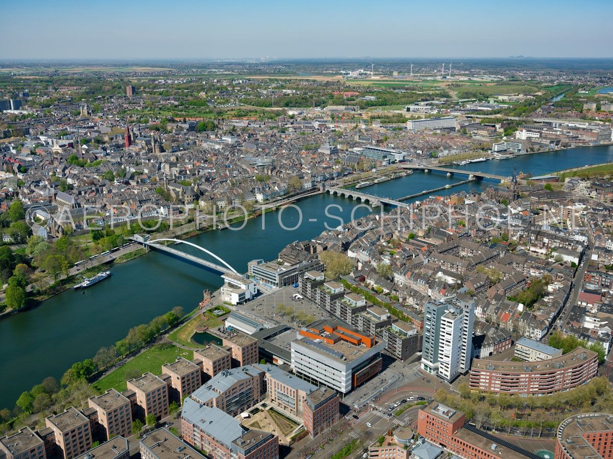 luchtfoto |  305445 | Maastricht, Plein 1992 met Centre Céramique en de wijken Wijck,  Céramique en de rivier de Maas. opn. 18/04/2019