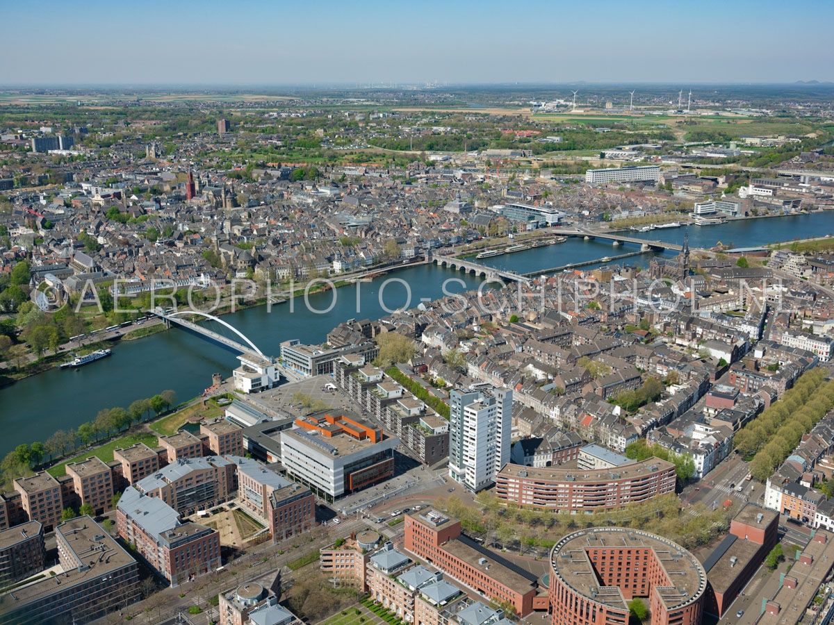 luchtfoto |  305446 | Maastricht, Plein 1992 met Centre Céramique en de wijken Wijck,  Céramique en de rivier de Maas. opn. 18/04/2019