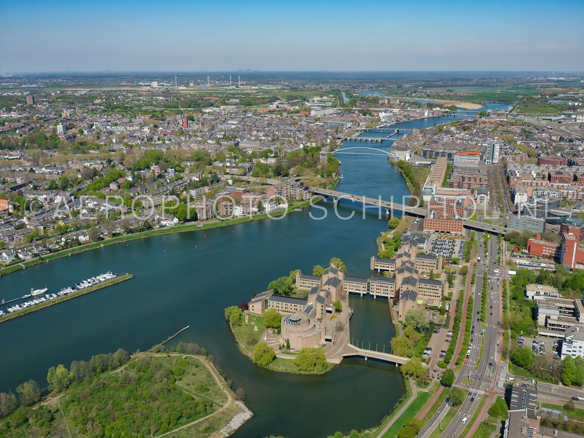 luchtfoto |  305447 | Maastricht, De Maas met het Gouvernement aan de Maas, links de wijk Jekerkwartier en Binnenstad, rechts Céramique en Wijck. opn. 18/04/2019