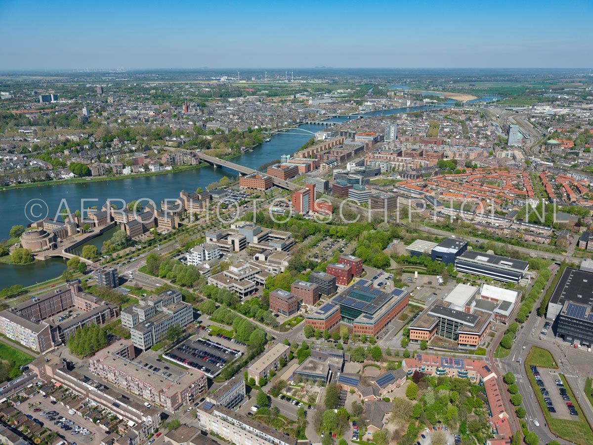 luchtfoto |  305448 | Maastricht, kantoren en het Gouvernement aan de Maas in de wijk Randwyck. opn. 18/04/2019