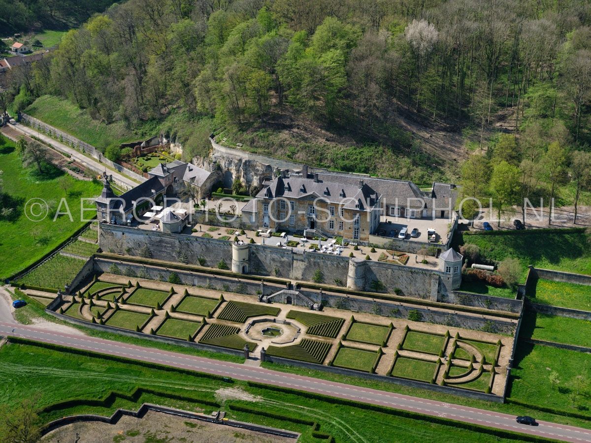 luchtfoto |  305454 | Maastricht, Kasteel Neercanne (Château Neercanne, kasteel Agimont) werd in de 17e eeuw gebouwd  op de helling van de Cannerberg in het Jekerdal. opn. 18/04/2019