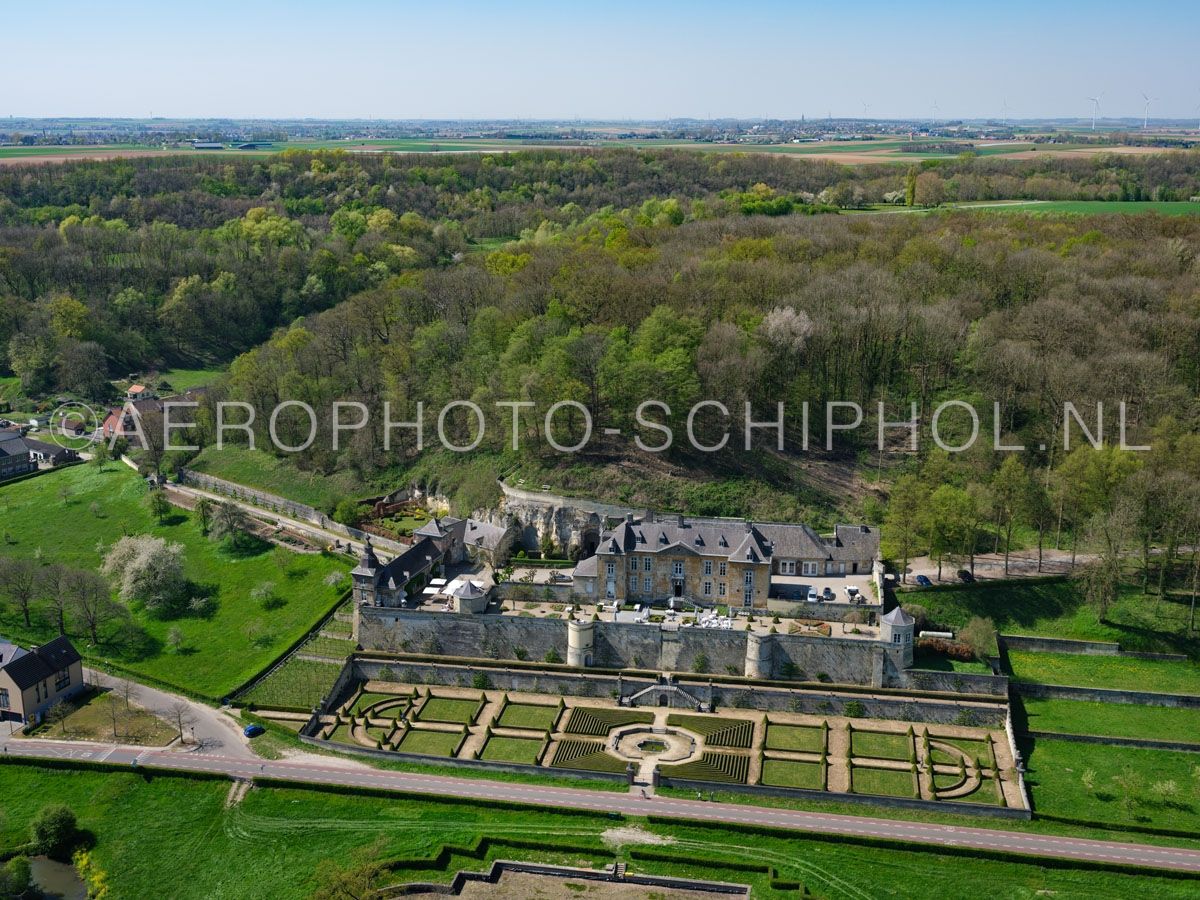 luchtfoto |  305455 | Maastricht, Cannerberg, Kasteel Neercanne (Château Neercanne, kasteel Agimont) werd in de 17e eeuw gebouwd  op de helling van de Cannerberg in het Jekerdal. opn. 18/04/2019