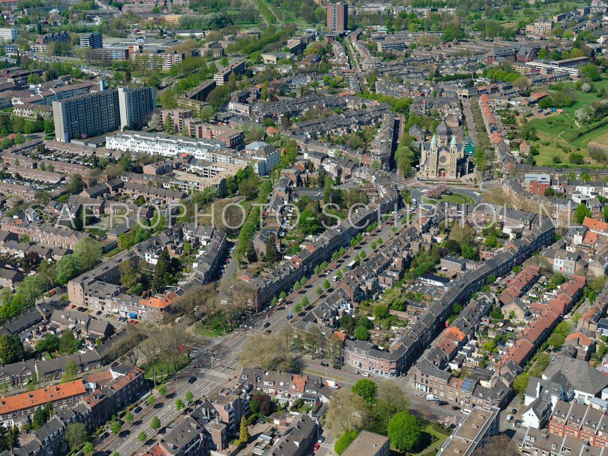 luchtfoto |  305456 | Maastricht, het Kommelkwartier, Mariaberg en de Sint Lambertuskerk. opn. 18/04/2019