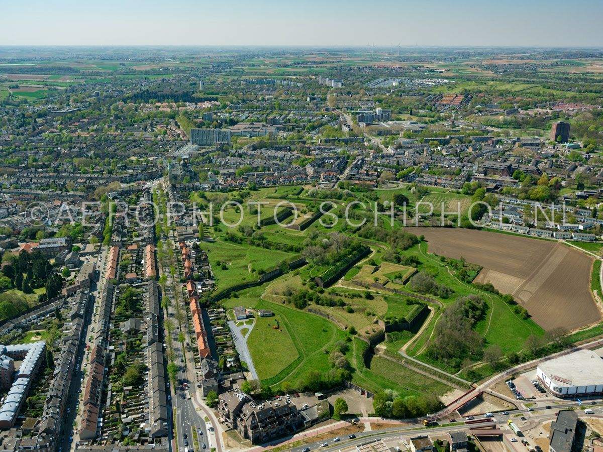 luchtfoto |  305457 | Maastricht,  Frontenkwartier, de Hoge Fronten (de Linie van Du Moulin) in het Frontenpark. opn. 18/04/2019