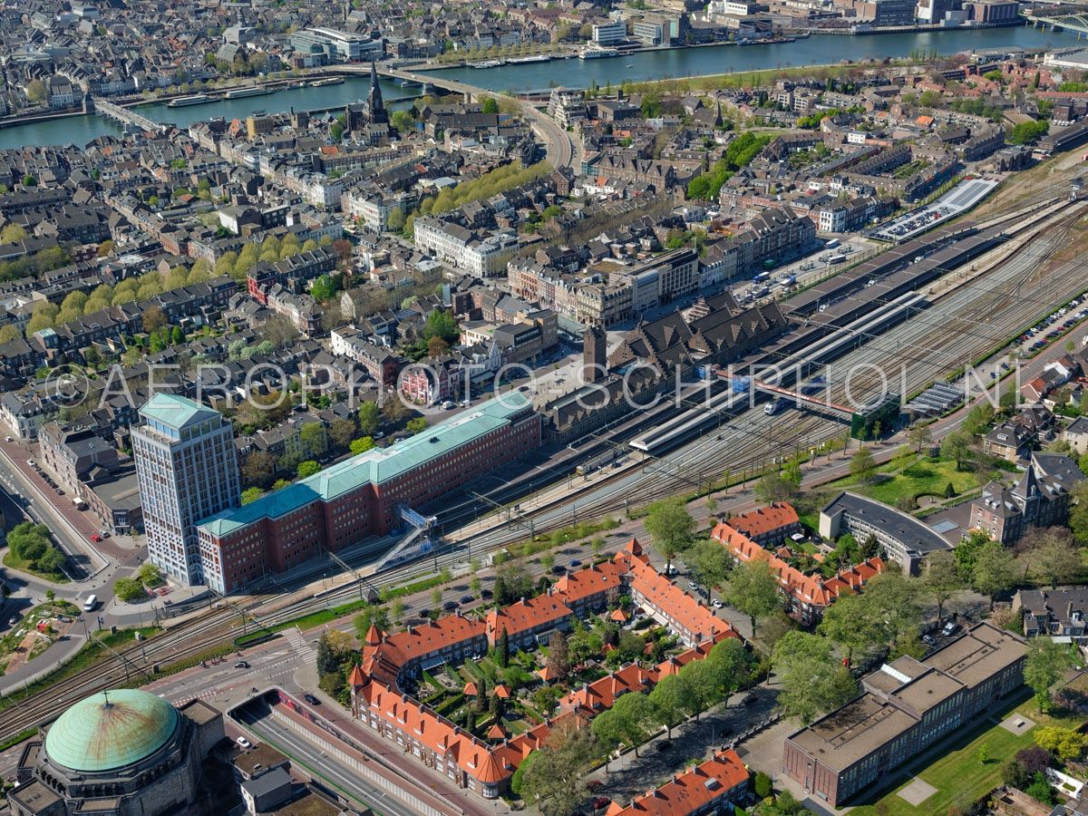 luchtfoto |  305458 | Maastricht, Wijck met  Station Maastricht, de Stationstraat, Wijcker Brugstraat en de Sint Servaasbrug. opn. 18/04/2019