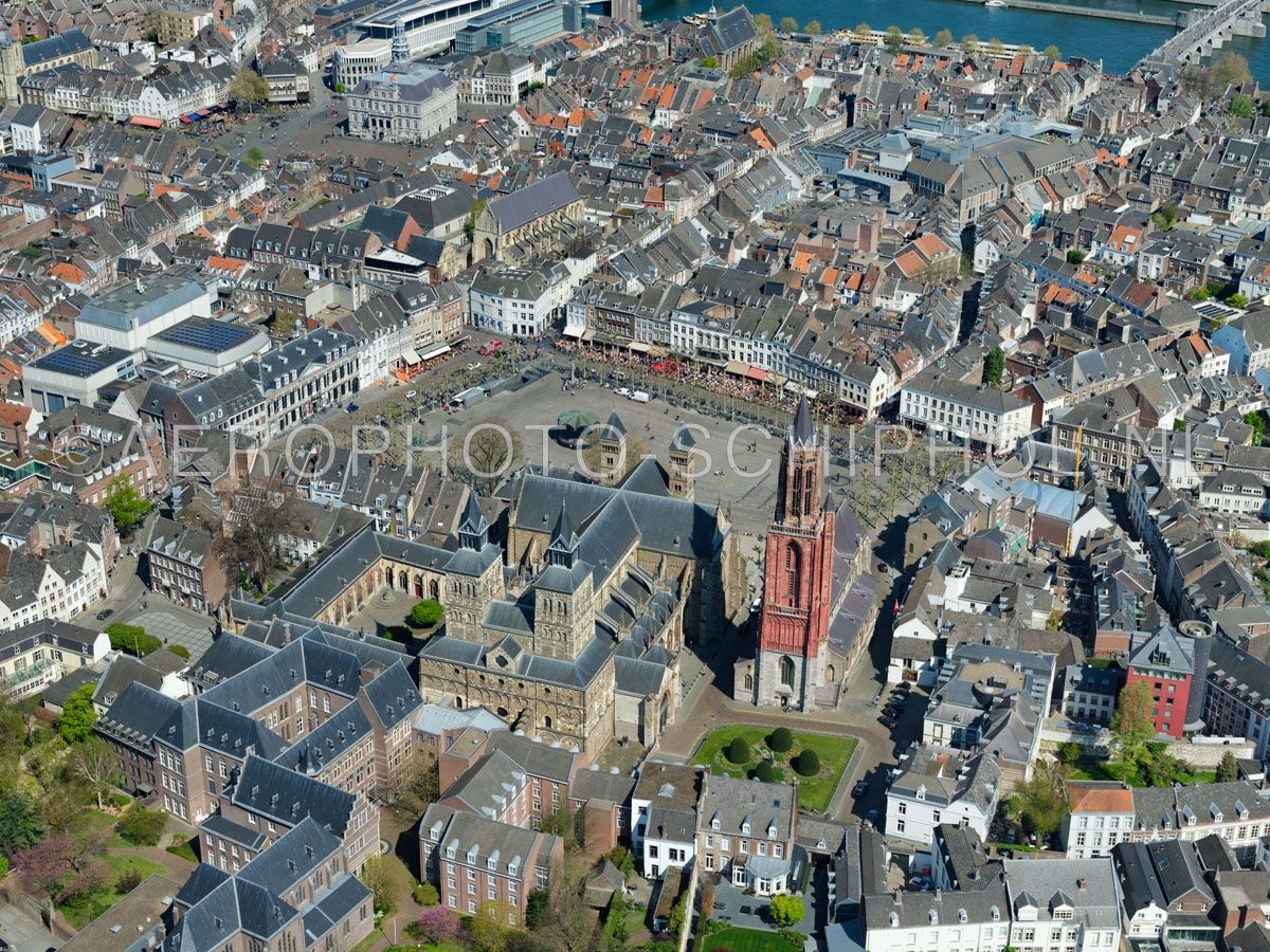 luchtfoto |  305459 | Maastricht, het Vrijthof met de Sint-Janskerk en de Basiliek van Sint Servaas met de de Dubbelkapel (antiqua capella, kapittelhuis of stiftskapel )  opn. 18/04/2019