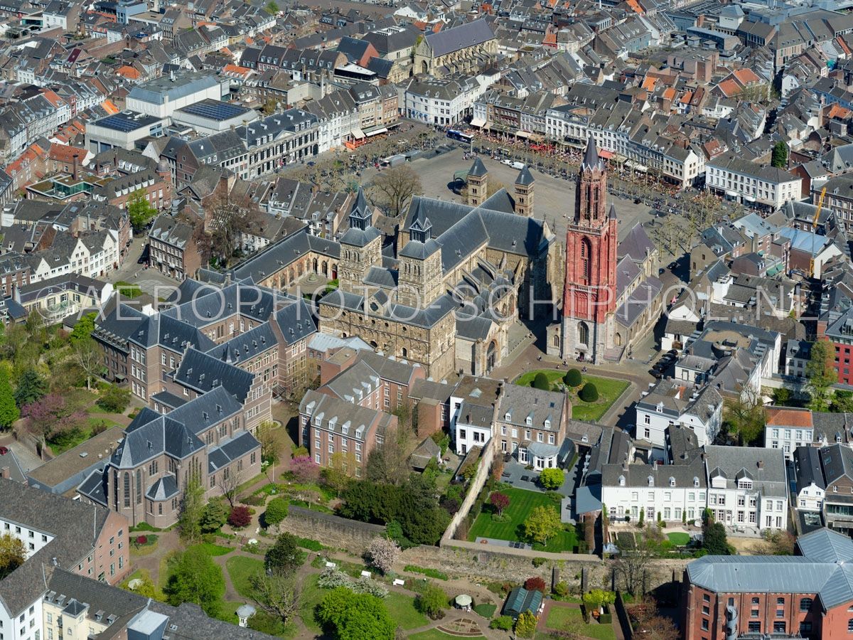 luchtfoto |  305460 | Luchtfoto van de Binnenstad Maastricht met in de voorgrond de de Stadsmuur uit de 13e eeuw, links het Klooster van de Zusters Onder de Bogen, centraal in beeld het Vrijthof,  opn. 18/04/2019