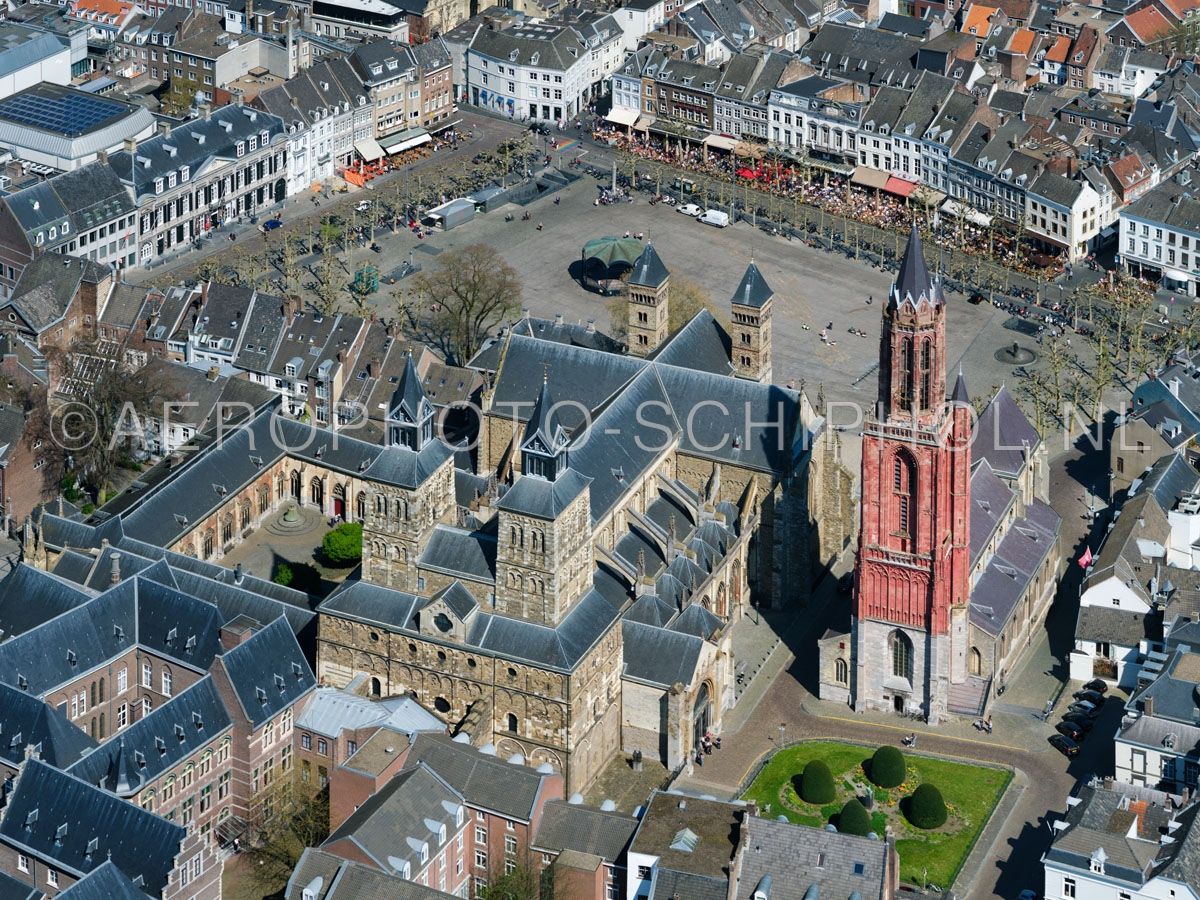 luchtfoto |  305461 | Maastricht, het Vrijthof met de Sint-Janskerk en de Basiliek van Sint Servaas met de de Dubbelkapel (antiqua capella, kapittelhuis of stiftskapel )  opn. 18/04/2019