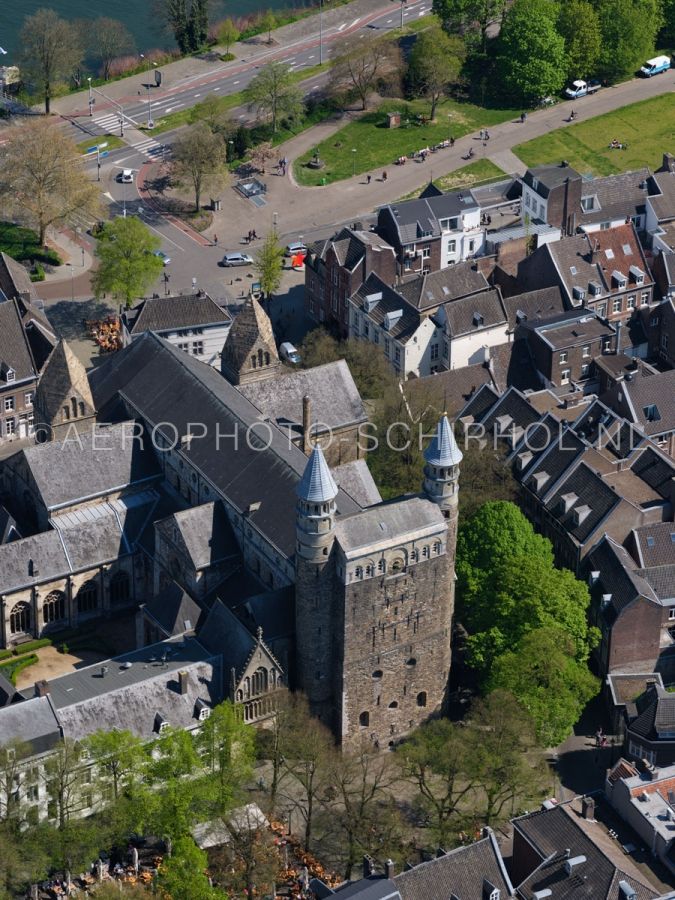 luchtfoto |  305462 | Maastricht,  de Basiliek van Onze-Lieve-Vrouw-Tenhemelopneming of Onze-Lieve-Vrouwebasiliek aan het Onze Lieve Vrouweplein. opn. 18/04/2019