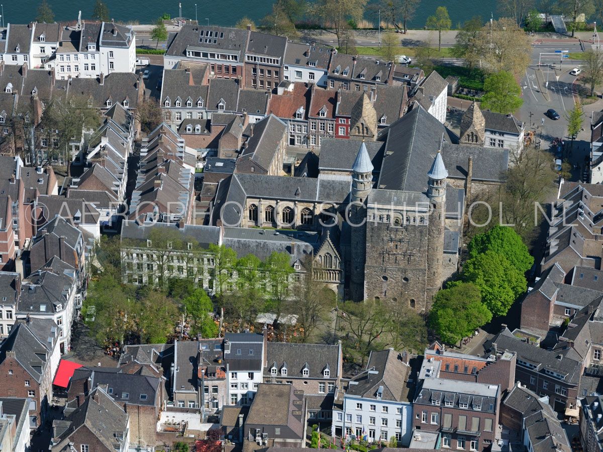 luchtfoto |  305463 | Maastricht, het Onze Lieve Vrouweplein met  de Basiliek van Onze-Lieve-Vrouw-Tenhemelopneming of Onze-Lieve-Vrouwebasiliek. opn. 18/04/2019