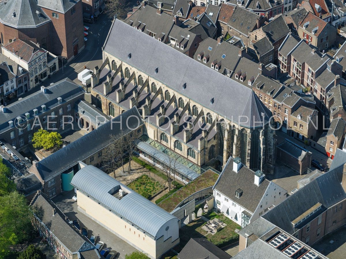 luchtfoto |  305464 | Maastricht,  Eerste Franciscanenklooster of Oude Minderbroederskerk. Het complex is een voormalig klooster van de franciscanen in het Jekerkwartier. opn. 18/04/2019