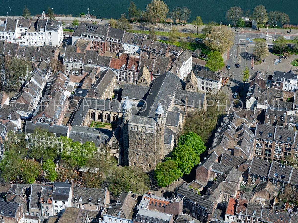 luchtfoto |  305465 | Maastricht,  de Basiliek van Onze-Lieve-Vrouw-Tenhemelopneming of Onze-Lieve-Vrouwebasiliek aan het Onze Lieve Vrouweplein. opn. 18/04/2019