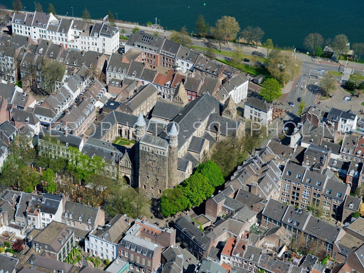 luchtfoto |  305466 | Maastricht,  de Basiliek van Onze-Lieve-Vrouw-Tenhemelopneming of Onze-Lieve-Vrouwebasiliek aan het Onze Lieve Vrouweplein. opn. 18/04/2019